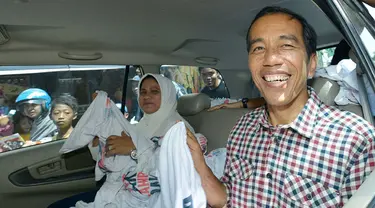 Capres Nomor Urut 2 Joko Widodo hari ini mengunjungi Lamongan, Jawa Timur dan Jokowi pun menyempatkan diri mengunjungi pasar ikan Lamongan.