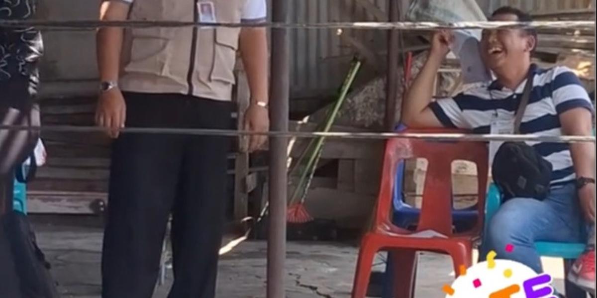 "Siapa yang bawa paku? Pakunya hilang!," tutur laki-laki itu dengan lantang.