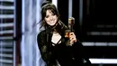 Penyanyi Camila Cabello memberi ucapan terima kasih di atas panggung saat meraih penghargaan Billboard Achievement Award dalam Billboard Music Awards 2018 di Las Vegas (20/5). (Kevin Winter / Getty Images / AFP)