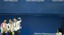 Dmitriy Balandin (kanan) mengajak wefie Yan Zibei asal China dan Yasuhiro Kozeki di podium usai final nomor 100 meter gaya dada putra pada Asian Games 2018 di Aquatik, GBK, Jakarta, Rabu (22/8/2018). (Bola.com/Peksi Cahyo)