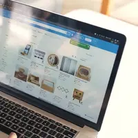 Pelanggan membuka website Blibli untuk belanja online produk lokal (ilustrasi produk Uwitan, brand furnitur lokal asal Yogyakarta)