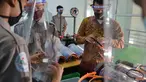Siswa Sekolah Menengah Kejuruan memproduksi alat pelindung wajah (face shield) di Banda Aceh, Aceh, Jumat (12/6/2020). Selain memproduksi alat pelindung wajah, mereka juga membuat hand sanitizer yang akan disumbangkan untuk tenaga medis penanganan COVID-19. (CHAIDEER MAHYUDDIN/AFP)