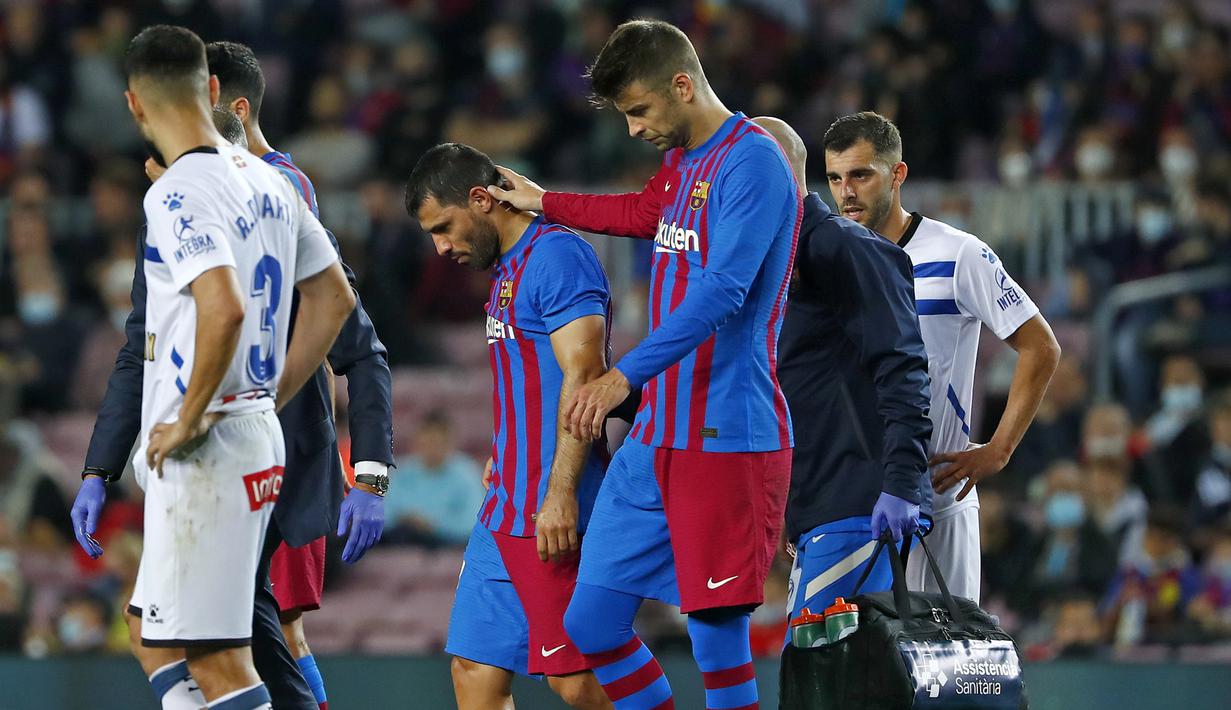 Kabar buruk menimpa Barcelona yang harus kehilangan striker anyarnya, Sergio Aguero akibat mengidap masalah jantung. Diprediksi ia akan menepi dalam 3 bulan ke depan. Lima pemain berikut bisa menjadi alternatif untuk direkrut di bursa transfer Januari mendatang. (AP/Joan Monfort)