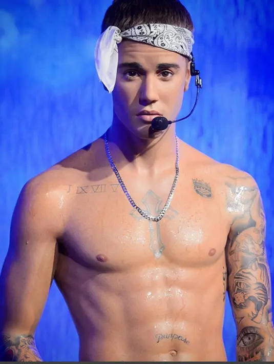 Bukan membuat onar atau mencari sensasi, kehadiran Justin di Madame Tussauds dengan kondisi basah kuyup dan telanjang dada bukanlah Justin yang sesungguhnya. Itu adalah patung Justin yang baru diluncurkan di Madame Tussauds. (Instagram/Madametussauds)
