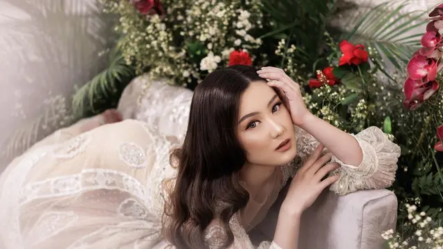 7 Pemotretan Karen Vendela Kekasih Boy William dengan Tema Beauty In Paradise