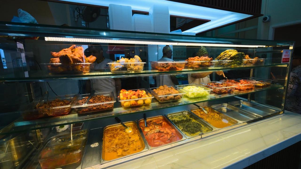 Menteri Ekraf Teuku Riefky Harsya Resmikan Restoran Masakan Padang di Singapura