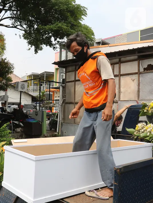 Warga pelanggar PSBB saat keluar dari peti mati di Kawasan Kalisari, Pasar Rebo, Jakarta Timur, Kamis (3/9/2020). Warga Pasar Rebo yang kedapatan keluar rumah tanpa menggunakan masker diberikan pilihan hukuman, salah satunya dimasukkan ke dalam peti mati selama 1 menit. (Liputan6.com/Herman Zakharia
