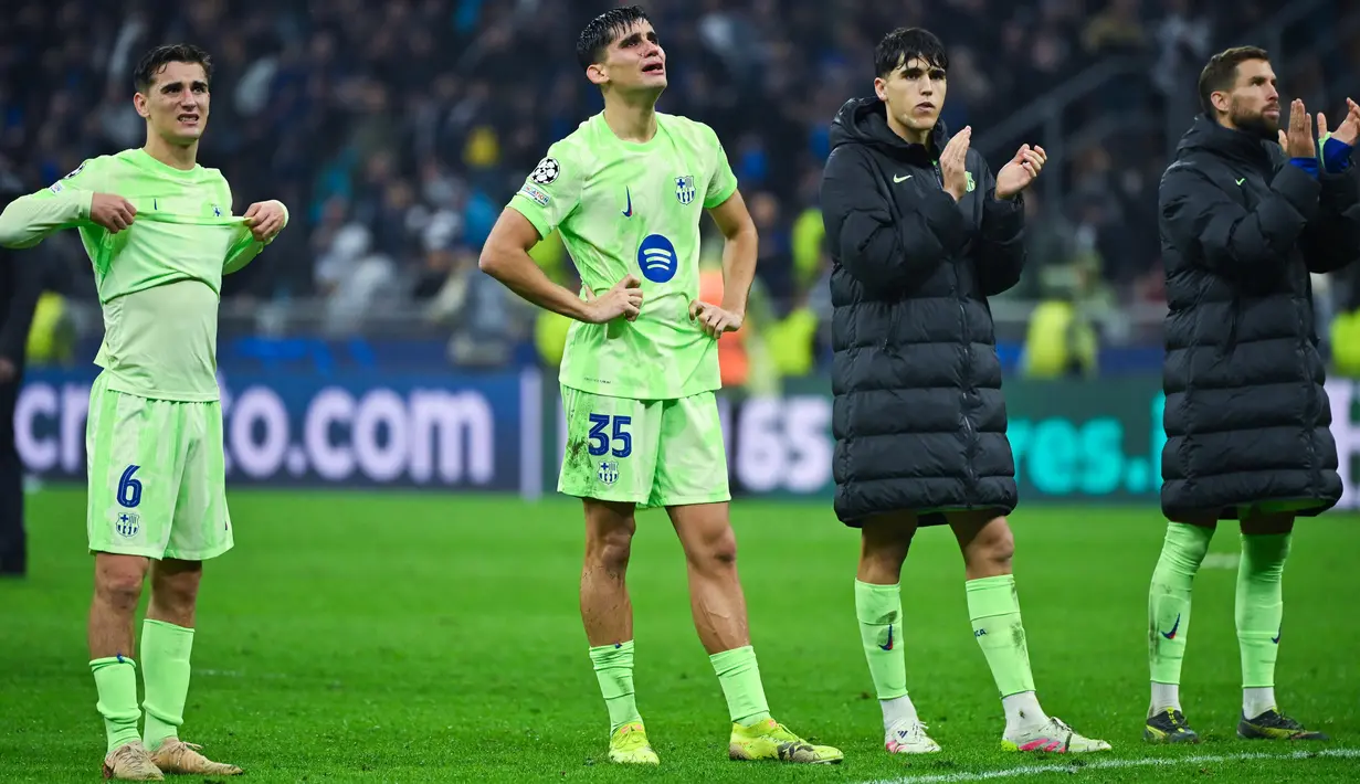 Pemain Barcelona tak mampu menutupi kekecewaan sekaligus kesedihan setelah takluk dari Inter Milan dalam duel leg kedua semifinal Liga Champions di Stadion Giuseppe Meazza, Milan, Rabu (7/5/2025) dini hari WIB. (AFP/Piero Cruciatti)