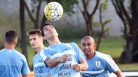 Luis Suarez kembali berlatih bersama tim nasional Uruguay. Hal itu menjadi yang perdana bagi Suarez setelah menjalani sanksi larangan bermain karena mengigit bek Italia, Giorgio Chiellini pada Piala Dunia 2014. (AFP/Miguel Rojo)