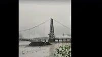 Jembatan gantung Kali Regoyo Lumajang putus diterjang banjir lahar dingin Semeru. (Istimewa)