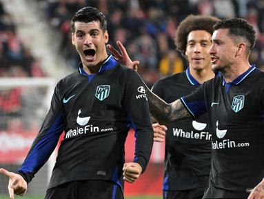 Penyerang Atletico Madrid Alvaro Morata (kiri) merayakan gol ke gawang Girona pada pertandingan sepak bola Liga Spanyol di Stadion Montilivi, Girona, Spanyol, 13 Maret 2023. Gol tunggal Alvaro Morata membawa Atletico Madrid mengalahkan Girona. (LLUIS GENE/AFP)