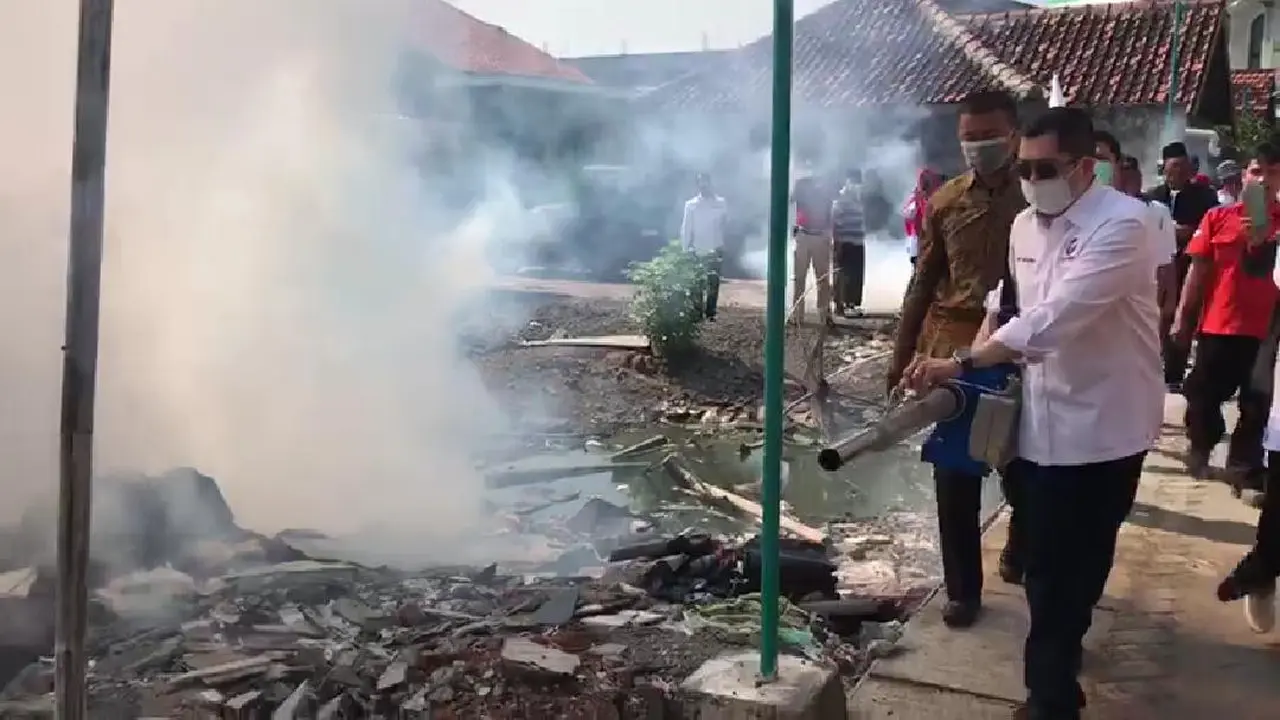 Aksi Hary Tanoe mengasapi lingkungan warga yang kerap terjangkit demam berdarah.(Istimewa)