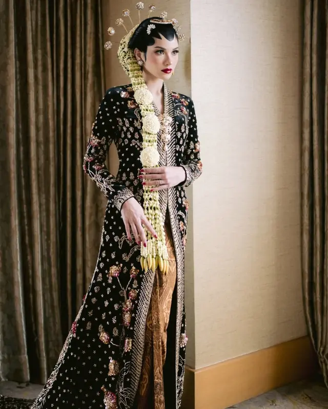 Sama-sama terlihat elegan, ini adu gaya busana nikahan Alyssa Daguise vs Amanda Rawles