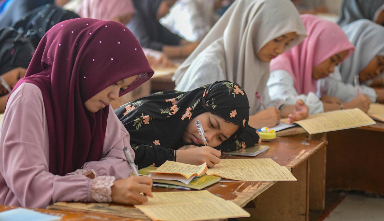 Mengoptimalkan momentum Ramadan, para santri dan santriwati memperdalam ilmu agama, membangun kedisiplinan, dan memperkuat karakter melalui pola belajar yang padat di lingkungan masjid, kelas, dan asrama. Tampak dalam foto, para santriwati saat mengikuti kegiatan belajar mengajar kajian kitab kuning Ayyuhal Walad di Pondok Pesantren (Ponpes) Sirajussa’ Adah di Limo, Depok, Jawa Barat, Kamis (26/2/2026). (merdeka.com/Arie Basuki)