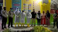 Tim gugus tugas Covid-19 Halmahera Timur intens berlakukan penyemprotan disinfektan ke warga dan angkutan yang baru tiba dari luar di kabupaten tersebut. (For Liputan6.com/Hairil Hiar)