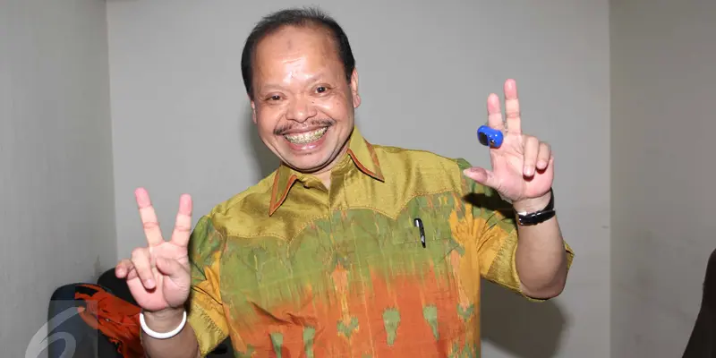 20150810-Sutan Bhatoegana Tebar Senyum Sebelum Bacakan Pledoi-Jakarta