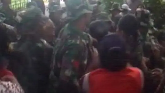 Kosongkan Kompleks, TNI AU-Warga Baku Hantam