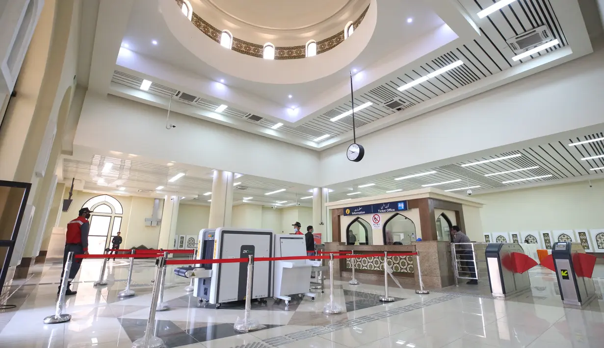 Interior stasiun kereta bawah tanah Orange Line di Lahore, Pakistan, 26 Oktober 2020. Orange Line, layanan kereta metro pertama Pakistan, pada Minggu (25/10) mulai beroperasi secara komersial di Lahore, membuka tahap baru sektor transportasi umum di negara Asia Selatan tersebut. (Xinhua/Liu Tian)