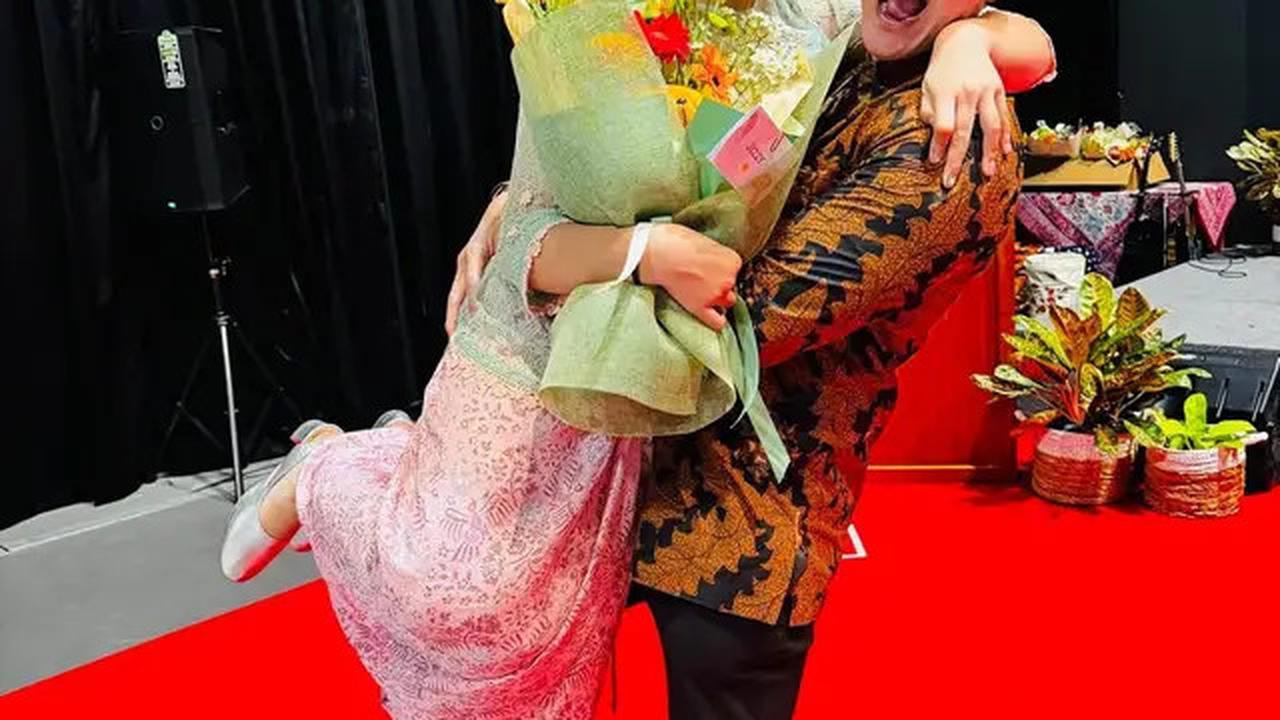 7 Potret Kelulusan Sekolah Jizzy Anak Vino Bastian, Penuh Kebahagiaan
