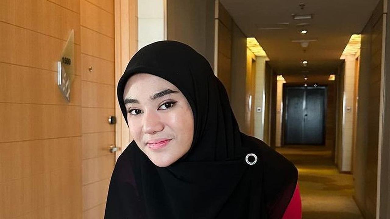 Kini Clara semakin mantap menjadi seorang muslim. Ia kerap datang di berbagai kajian dengan busana syar'i menutup dada.
