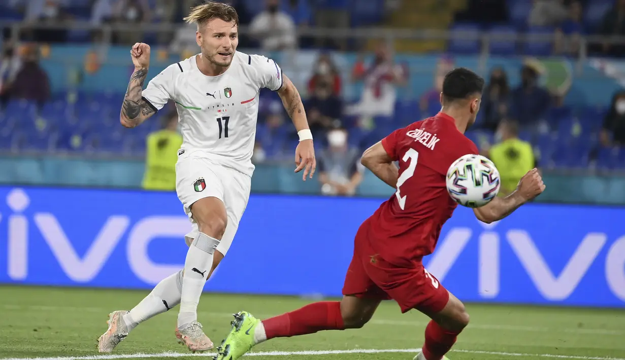 Striker timnas Italia, Ciro Immobile mencetak gol kedua timnya ke gawang Turki pada laga pertama grup A Euro 2020 /2021 yang berlangsung di stadion Olimpico Roma, Sabtu (12/6/2021). Timnas Italia berhasil menang 3-0 atas Turki. (Alfredo Falcone/LaPresse via AP)