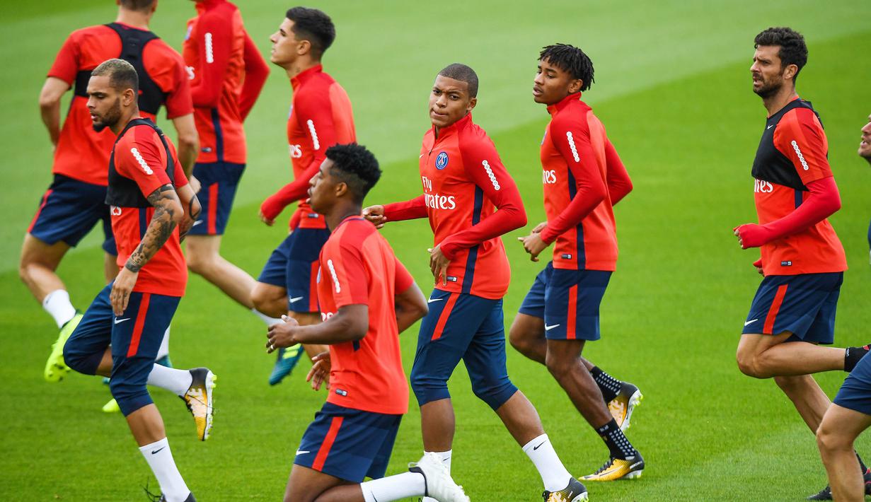 Pemain baru Paris Saint-Germain, Kylian Mbappe saat mengikuti sesi latihan di Paris, Rabu (6/9/2017). Striker 18 tahun tersebut menjalani latihan perdananya bersama armada Les Parisiens. (AFP/Franck Fife)