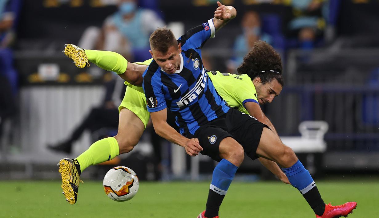 Gelandang Inter Milan, Borja Valero, berebut bola dengan bek Getafe, Marc Cucurella, pada laga 16 besar Liga Europa 2019/2020 di Veltins Arena, Kamis (6/8/2020) dini hari WIB. Inter Milan menang 2-0 atas Getafe. (AFP/Lars Baron/various sources)