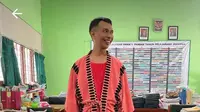 Indra Gunawa memakai baju karya anak didiknya yang magang di Alalea Mode. (dok. @alalindra/Tiktok/https://vt.tiktok.com/ZSYYG5FYE/Putri Astrian Surahman)