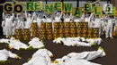 Aktivis Greenpeace saat menggelar aksi damai kreatif menolak energi nuklir di depan Gedung DPR, Jakarta, Jumat (13/3/2020). Aksi ini bagian dari peringatan sembilan tahun bencana Fukushima. (Liputan6.com/Johan Tallo)