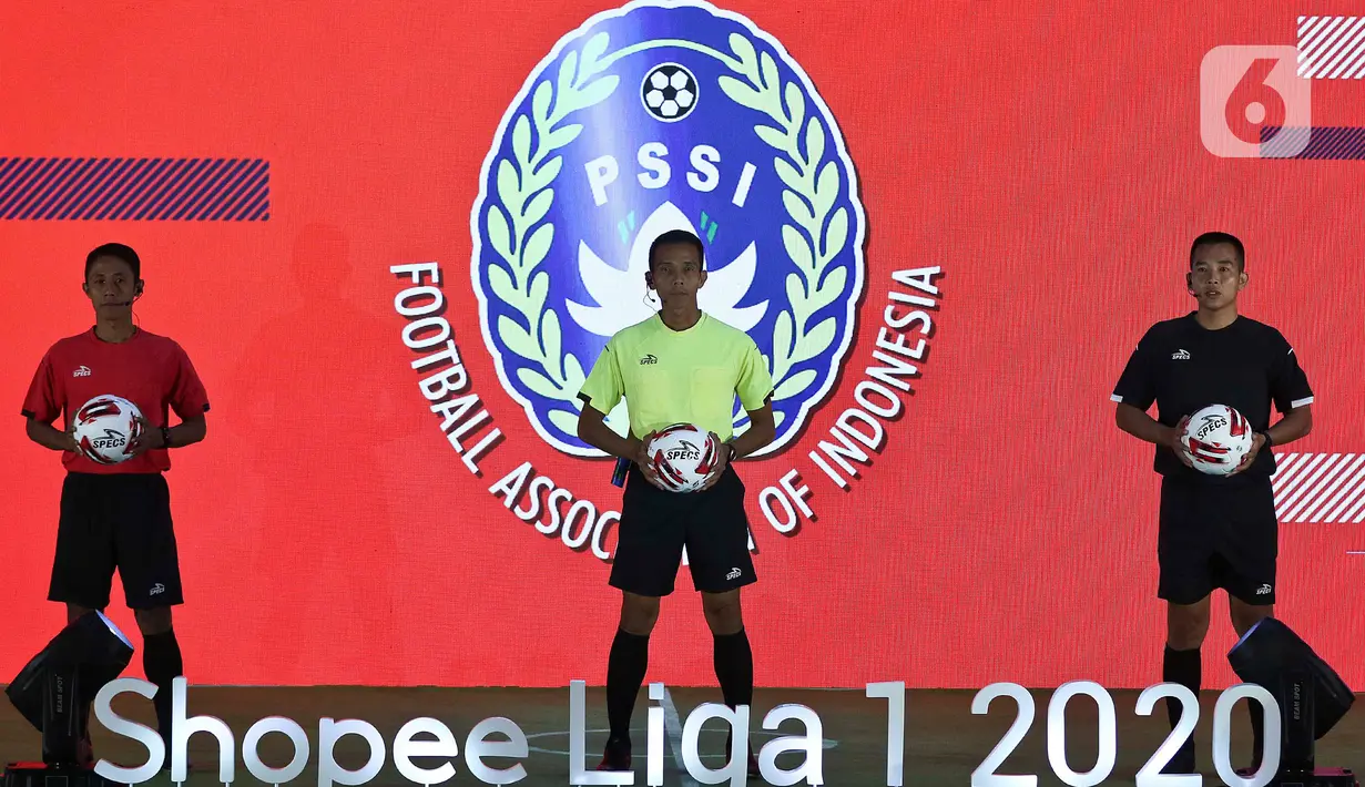 Para wasit berpose mengenakan jersey untuk Shopee Liga 1 2020 saat acara Launcing di Hotel Fairmont, Jakarta, Senin (24/2/2020). Shopee Liga 1 2020 diikuti 18 klub terbaik Indonesia. (Liputan6.com/Johan Tallo)