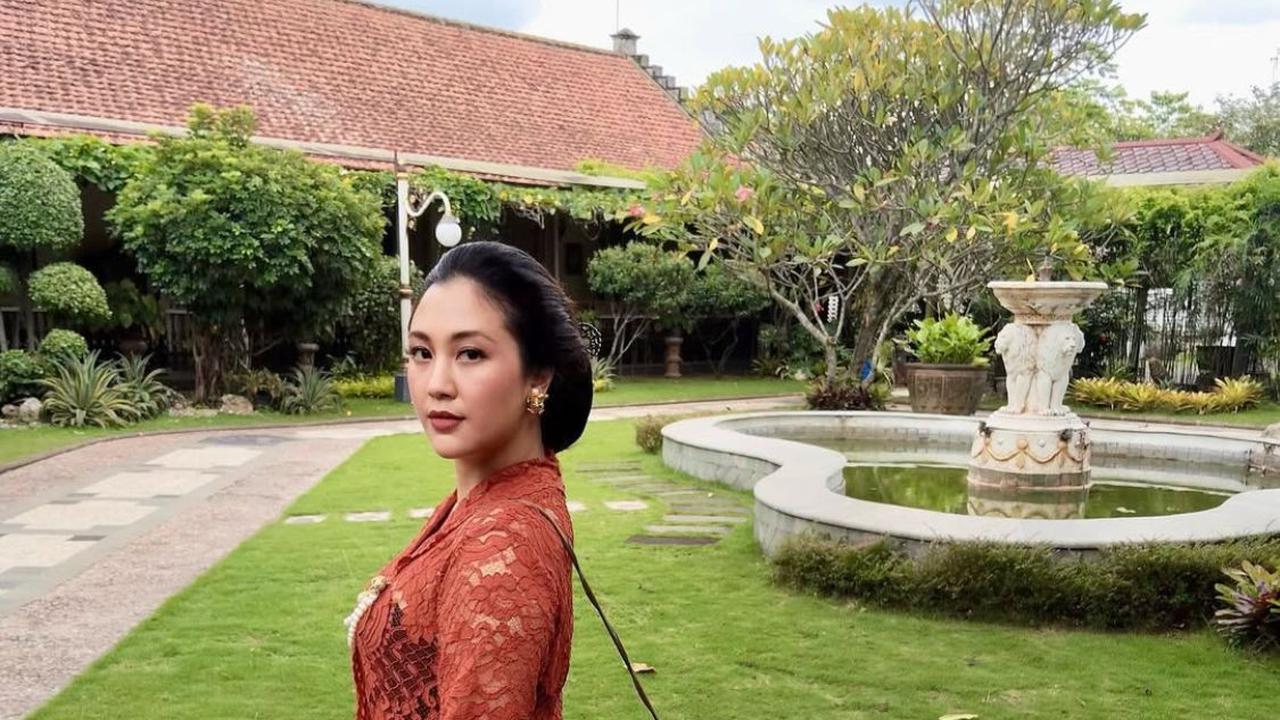 5 Potret Sherina Munaf Pakai Kebaya Hadiri Jumenengan Mangkunegara X, Makna di Balik Kehadirannya