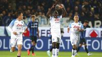 Penyerang Napoli, Victor Osimhen (tengah) disambut rekan-rekannya usai mencetak gol ke gawang Atalanta. (Spada/LaPresse via AP)
