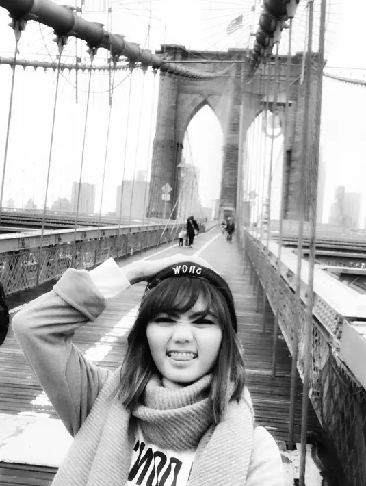 Berbagai tempat di London nampaknya dikunjungi Rina. Seperti di foto bernuansa abu-abu ini, Rina terlihat berada di sebuah jembatan gantung yang terdapat di sana. (Instagram/rinanose16)