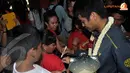 Tontowi Ahmad menyempatkan memberikan tanda tangan kepada para fans bulutangkis Indonesia (Liputan6.com/ Helmi Fithriansyah).