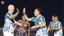 Presiden FIFA, Gianni Infantino dan Ketua Umum PSSI, Mochamad Iriawan tampak semringah saat mengikuti pertandingan sepak bola&nbsp;di Stadion Utama Gelora Bung Karno (SUGBK), Senayan, Jakarta, Selasa (18/10/2022). (dok PSSI)