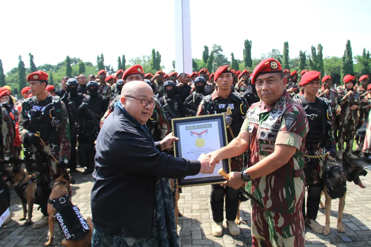 Aksi enam penerjun Kopassus membawa anjing penyerang memecahkan rekor MURI.