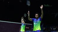 Tontowi Ahmad/Lilyana Natsir merayakan kemenangan atas Hafiz Faizal/Gloria Emanuelle pada semifinal Indonesia Open 2018 di Istora Senayan, Jakarta, (7/6/2018). Tontowi/Liliyana menang 21-18, 21-8. (Bola.com/Nick Hanoatubun)