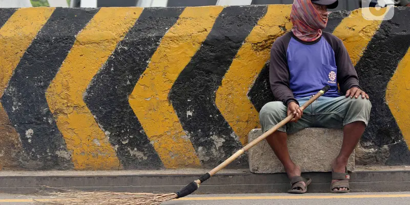 FOTO: Potret Pencari Sedekah Pakai Sapu di Jalanan Indramayu