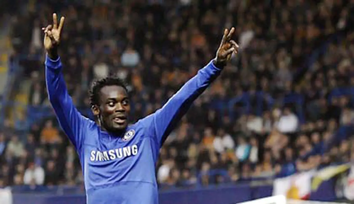 Gelandang Chelsea, Michael Essien bergembira seusai membukukan gol kedua yang memberi Chelsea kemenangan 4-0 ketika menjamu Wolves di Stamford Bridge dalam laga Liga Premier pada 21 November 2009. AFP PHOTO/GLYN KIRK