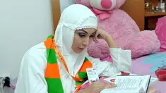 Baby Margaretha membaca buku seputar menjelang keberangkatannya ke tanah suci, Jakarta, Kamis (5/6/2014) (Liputan6.com/Panji Diksana)