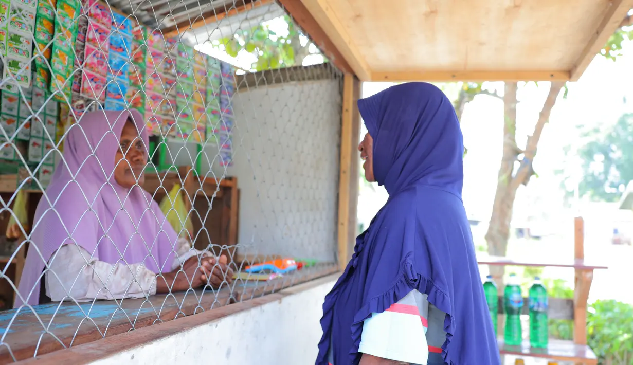 Ragaia Sosir melayani warga di kiosnya di Kampung Arar. Selain berbelanja, warga juga datang untuk melakukan berbagai transaksi keuangan. (Sumber: BRI/Advertorial)