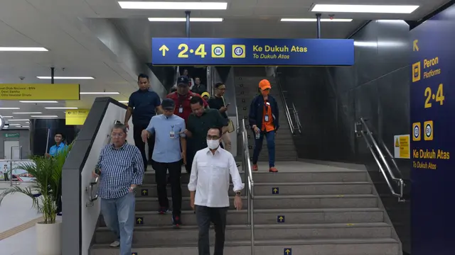 Menteri Perhubungan Budi Karya Sumadi mengecek kesiapan layanan LRT Jabodebek Selasa (22/8/2023). Ia mengatakan bahwa Stasiun LRT Cikoko akan sangat ramai karena merupakan perlintasan antar moda seperti Transjakarta dan KRL Jabodetabek. (Dok Kemenhub)