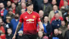 Phil Jones - Bek asal Inggris ini merupakan salah satu pemain senior di Manchester United saat ini. Dirinya sudah memperkuat Setan Merah sejak tahun 2011. Selama berkarier di MU, Jones pernah merasakan sekali gelar juara Premier League, mengangkat trofi Liga Europa dan FA Cup.