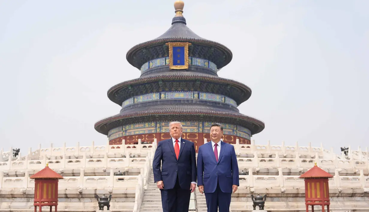 Presiden Amerika Serikat (AS), Donald Trump (kanan) berdiri di samping Presiden Tiongkok, Xi Jinping di Temple of Heaven, Beijing, Kamis 14 Mei 2026. (AP Photo/Mark Schiefelbein)