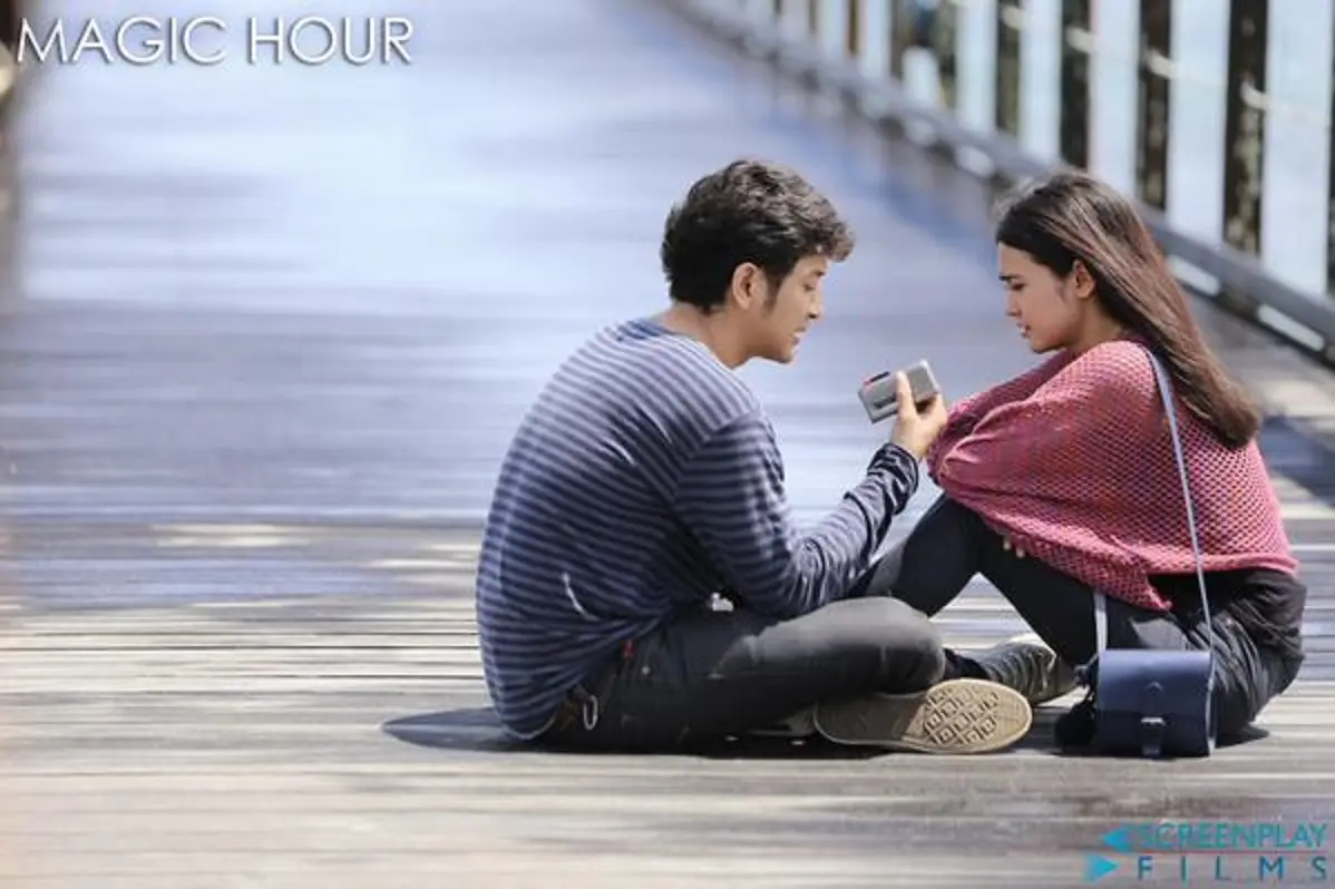 Kemesraan Dimas Anggara dan Michelle Ziudith di film 'Magic Hour'. Foto: Twitter (@MagicHourID)