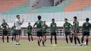 Pelatih Timnas Indonesia, Simon McMenemy, memberikan arahan kepada pemainnya saat sesi latihan di Stadion Pakansari, Bogor, Sabtu (24/8). Latihan ini merupakan persiapan jelang laga kualifikasi Piala Dunia 2020. (Bola.com/Yoppy Renato)