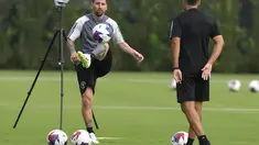 Penyerang Inter Miami, Lionel Messi menendang bola saat melakukan latihan di Florida Blue Training Center di Fort Lauderdale, Florida pada 20 Juli 2023. (AP Photo/Lynne Sladky)