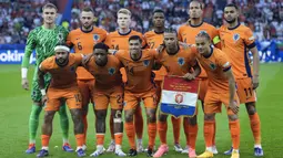 Para pemain starting XI Timnas Belanda berfoto bersama jelang menghadapi Timnas Turki pada laga perempatfinal Euro 2024 di Olympiastadion, Berlin, Jerman, Sabtu (6/7/2024). (AP Photo/Ariel Schalit)