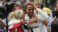 Ekspresi Lewis Hamilton setelah memastikan titel juara dunia F1 2018 di GP Meksiko, Senin (29/10/2018) pagi WIB. (Alfredo Estrella/Pool Photo via AP)