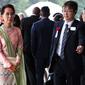 Pemimpin Myanmar Aung San Suu Kyi (tengah) tiba untuk menghadiri upacara penobatan Kaisar Naruhito di Istana Kekaisaran, Tokyo, Jepang, Selasa (22/10/2019). Kaisar Jepang Naruhito akan menjalani rangkaian ritual penobatan resmi kekaisaran hari ini. (AP Photo/Koji Sasahara, Pool)